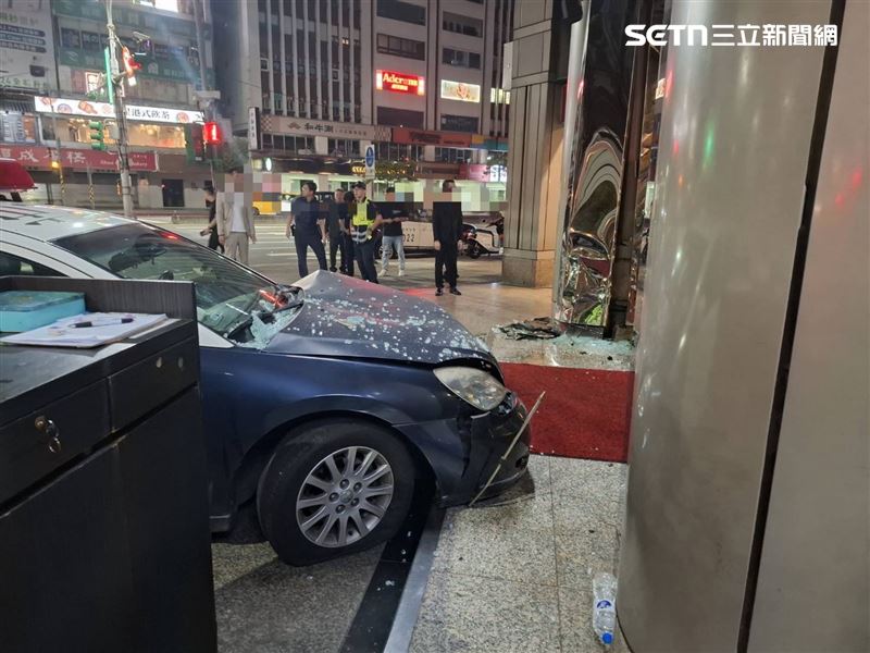 大安分局敦化派出所巡邏車疑因煞車失靈自撞大樓門柱。(圖/翻攝畫面)