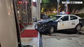 ▲大安分局敦化派出所巡邏車疑因煞車失靈自撞大樓門柱。（圖／翻攝畫面）