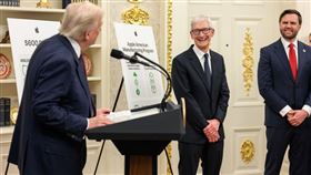 美國總統川普今天和蘋果公司執行長庫克（中）在白宮橢圓形辦公室共同宣布蘋果一項1000億美元的美國投資計畫。（圖／翻攝自白宮臉書）