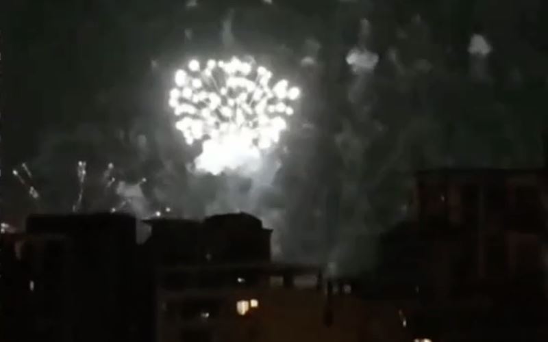 有民眾在深夜2時許,在戶外施放煙火發出巨響。(圖/翻攝自社會事新聞影音)