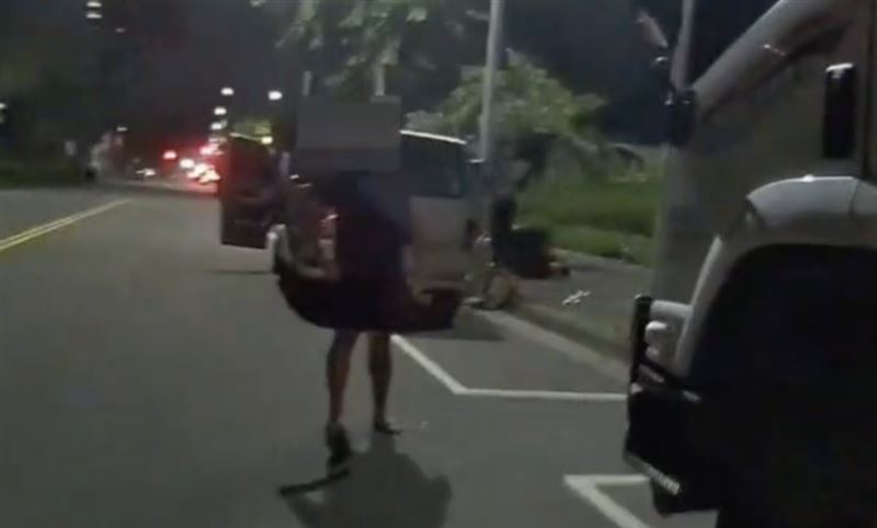 3名男子為了慶生在深夜放煙火,遭警方開罰。(圖/翻攝自社會事新聞影音)