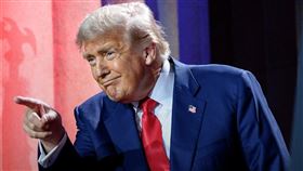 川普今天表示，將對所有輸美晶片、半導體開徵高達100%關稅，但若廠商承諾在美設廠或正在美國設廠，「就沒有關稅」。（翻攝自白宮臉書）