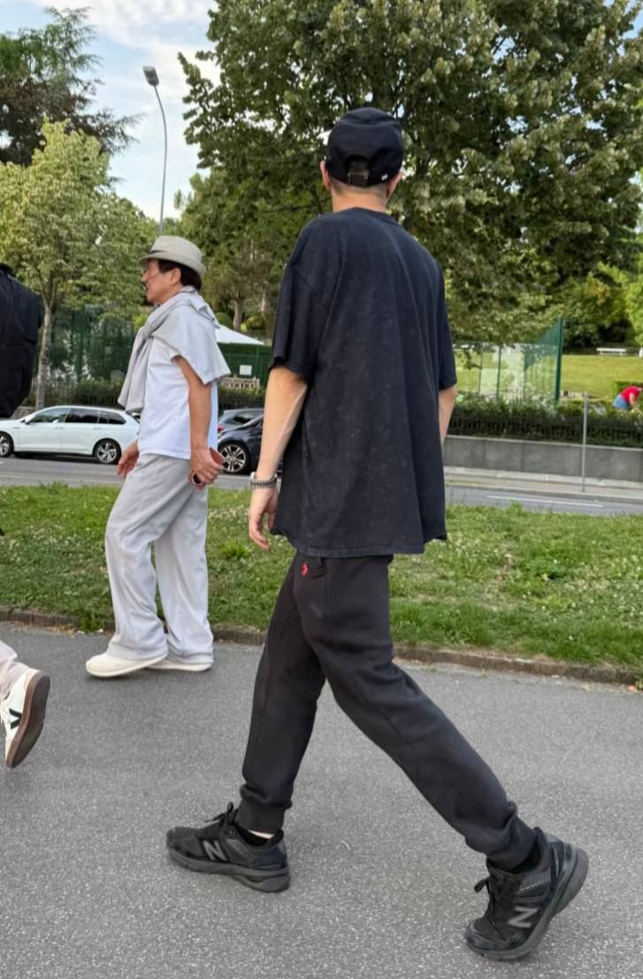 成龍(左)與房祖名(右)漫步在街頭被目擊。(圖/翻攝自微博、IG)