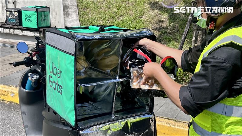  Uber Eats 推出全新升級的「加大款反光保溫袋」 。(圖/記者賴俊佑攝影)