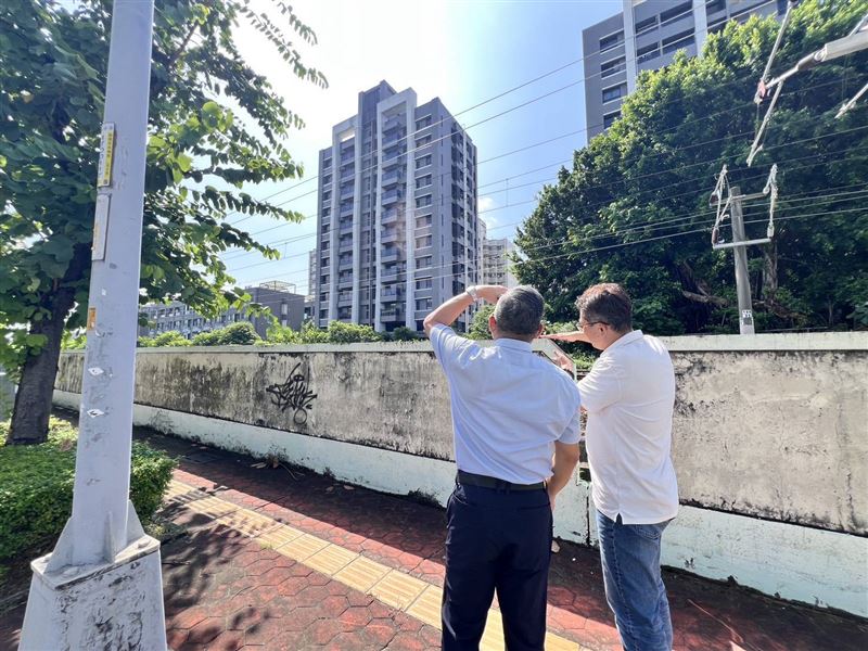 烏日分局長劉雲鵬與偵查隊隊長林宏霖前往勘查。(圖/翻攝畫面)