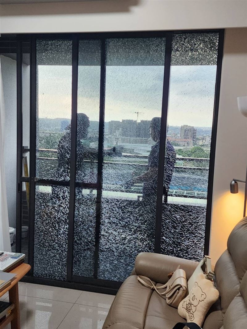 民眾家的落地窗玻璃遭不明射擊,碎裂成蜘蛛網狀。(圖/翻攝自Threads @tong_102183)