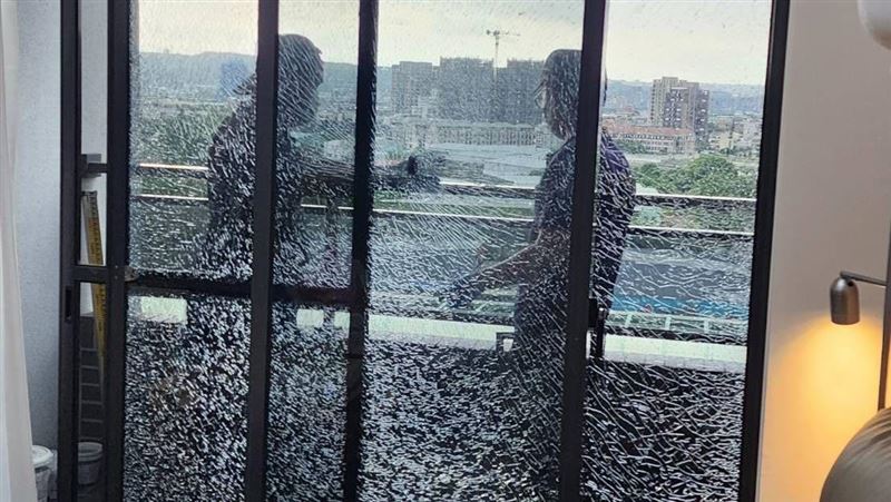 台中傳恐怖射擊！大樓玻璃「裂成蜘蛛網」