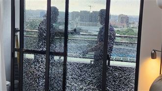 台中傳恐怖射擊！大樓玻璃「裂成蜘蛛網」