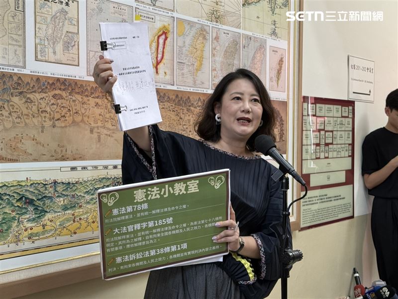 針對立法院法制局稱憲法判決「尚無遵從之必要」,吳思瑤頒出憲法、大法官解釋等法規打臉。(圖/記者劉秀敏攝影)