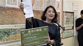 ▲針對立法院法制局稱憲法判決「尚無遵從之必要」，吳思瑤頒出憲法、大法官解釋等相關法規打臉。（圖／記者劉秀敏攝影）