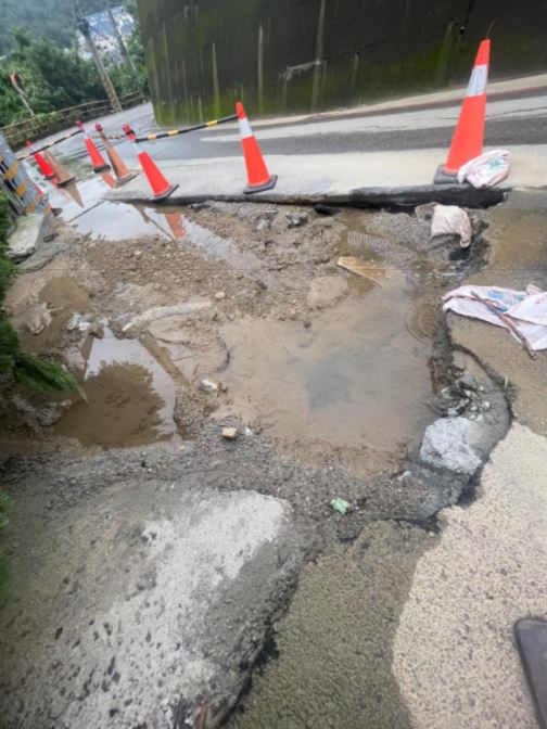 台中市北屯區廍子路700巷因連日豪雨發生路面塌陷，電線桿也跟著傾斜。（圖／翻攝自Thread @goodcherry2239）