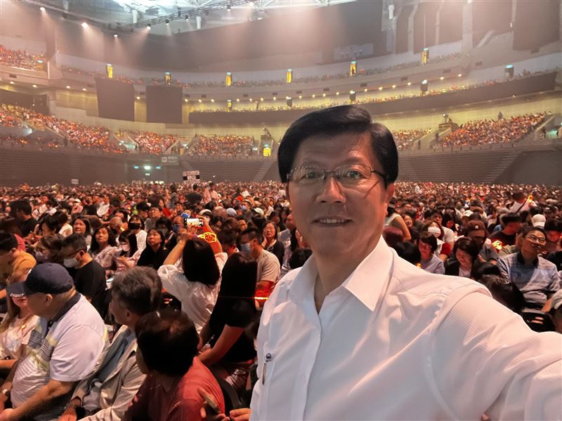 謝龍介7月26日時去高雄聽江蕙的演唱會,林俊憲開酸「多多到災區吧!網友統計好像只去三天」。(圖/翻攝自謝龍介臉書)