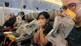 ▲長榮航空台北飛馬尼拉「班機傳客艙失壓」降氧氣罩。（圖／民眾提供） 