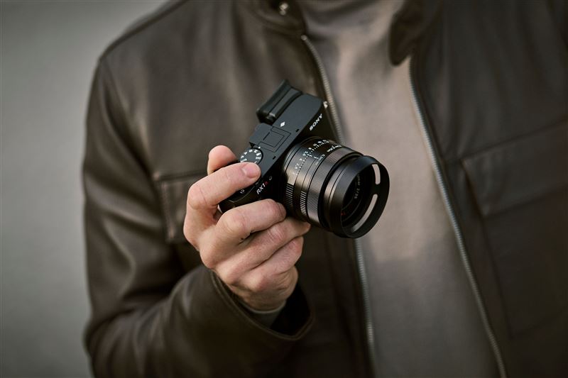 RX1R III機身頂部呈現極簡、平整設計,並採用輕盈且高硬度鎂合金材質,兼具可靠耐用硬體設置與操作體驗