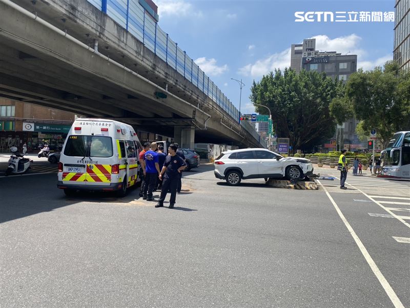 北市救護車行經忠孝東路及金山南路口時與計程車發生碰撞。（圖／翻攝畫面）
