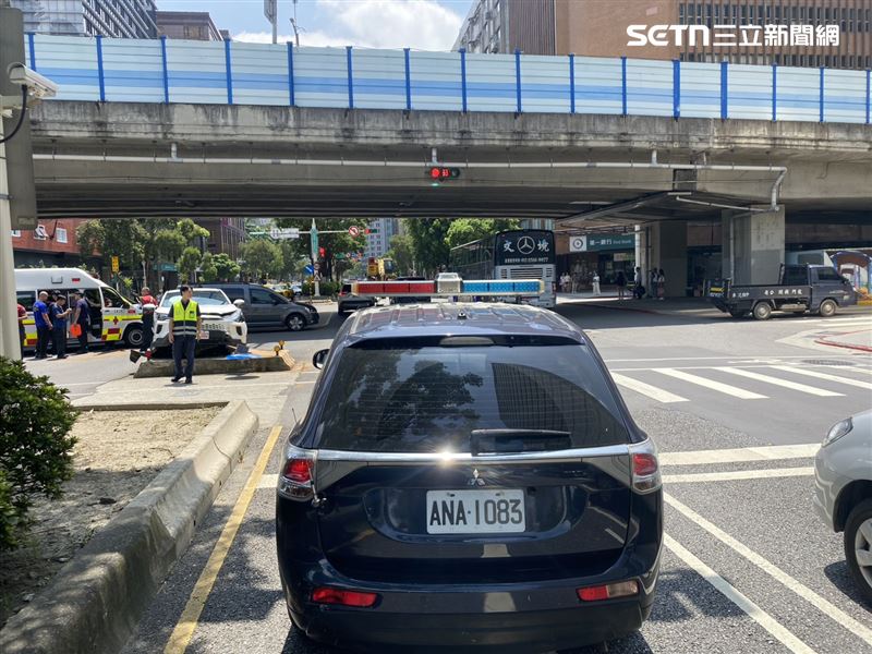 北市救護車行經忠孝東路及金山南路口時與計程車發生碰撞。（圖／翻攝畫面）