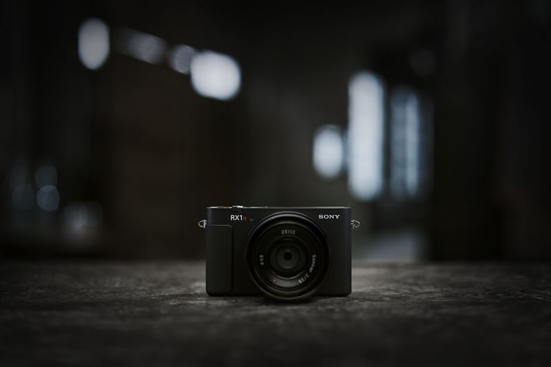 Sony RX1R III專注於高品質細膩影像表現,並配備最新 AI 處理元件,讓創作者能輕鬆精準地捕捉理想畫面