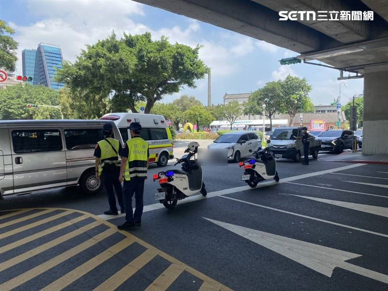 北市救護車行經忠孝東路及金山南路口時與計程車發生碰撞。（圖／翻攝畫面）