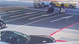 ▲▲北市救護車行經忠孝東路及金山南路口時與計程車發生碰撞。（圖／翻攝畫面）