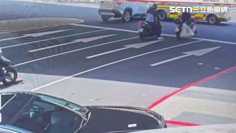 北市救護車行經忠孝東路及金山南路口時與計程車發生碰撞。（圖／翻攝畫面）