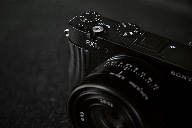 配備35mm F2 ZEISS定焦鏡頭的Sony RX1R III,可透過「裁切拍攝」功能自由切換35mm、50mm和70mm三個焦段