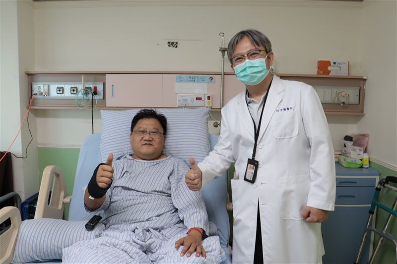 陳男一度痛到不敢呼吸,經過手術後才露出笑容,開心地與林聿騰醫師合照。(圖/衛福部彰化醫院提供)