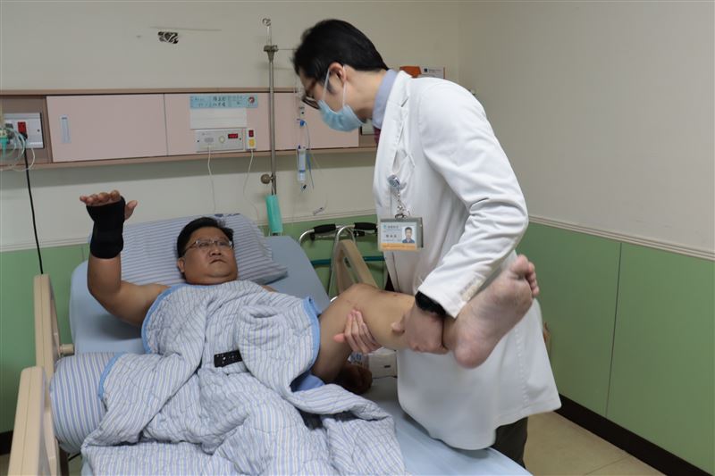 骨科陳柏辰醫師查房。(圖/衛福部彰化醫院提供)