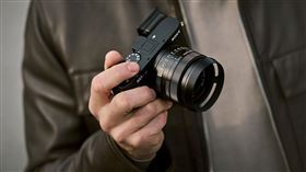 RX1R III機身頂部呈現極簡、平整設計，並採用輕盈且高硬度鎂合金材質，兼具可靠耐用硬體設置與操作體驗。