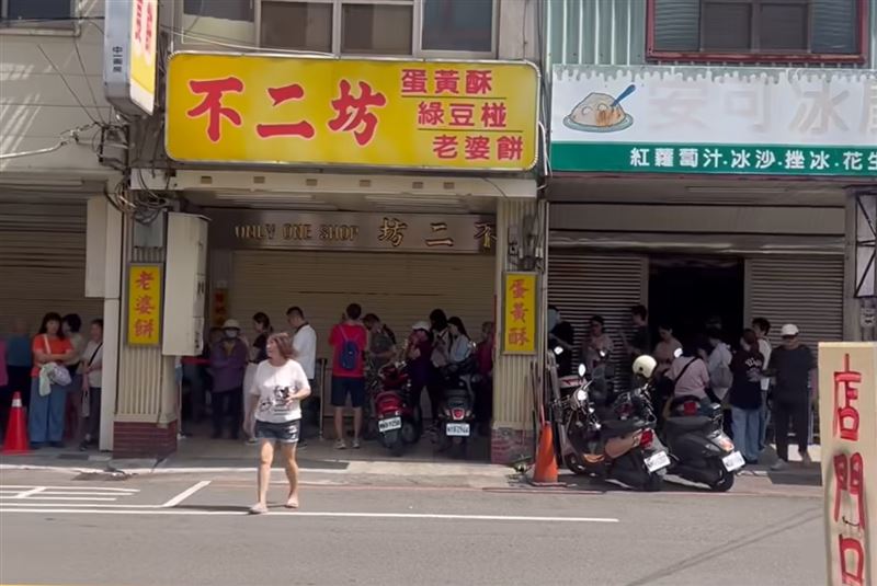 今（23）日正式開放中秋節訂單，現場湧入大批人潮，排隊隊伍一度長達40公尺，電話線路更是從早到晚持續忙線。(圖/翻攝畫面)