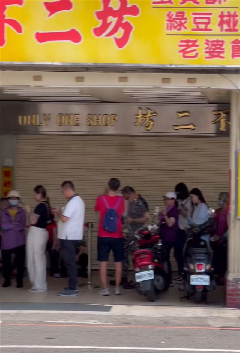中秋節還有2個月，「不二坊」已出現排隊人潮。（圖／民眾提供）