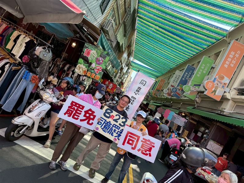 梁文韜一早也親自到場，一邊掃街、一邊向民眾說明罷免游顥的理由。（圖／罷團提供）
