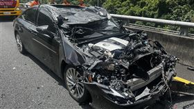 整台高級豪車車頭被撞得體無完膚，模樣十分嚇人。（圖／翻攝畫面）