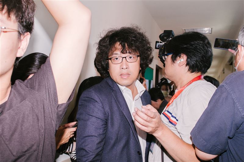 沈伯洋表示,黃國昌根本沒來、馬文君簽了切結書後,開了門說「公開才看」,並把切結書帶走。張啓楷與葉元之則不看就走。但民進黨國防外交委員卻全員到齊。(圖/記者楊士誼攝影)