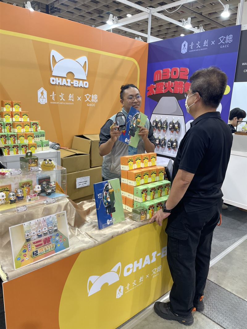 國防部以《青年日報》的文創品牌「青文創」進駐現場，與文化總會強強聯手，推出超萌原創IP。（圖／文總提供）