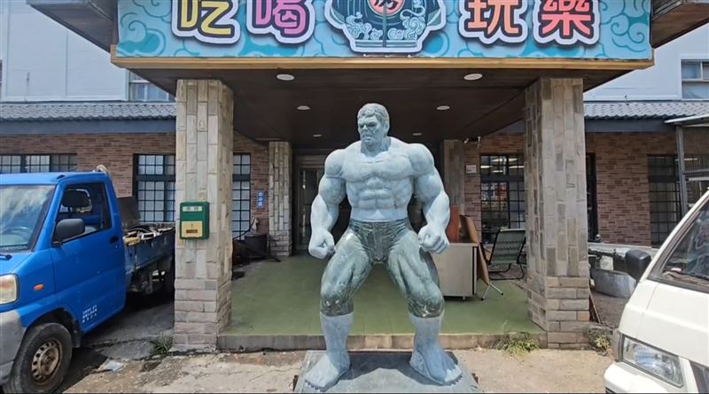 業者在門口擺放一尊浩克石像。（圖／記者朱俊傑攝影）