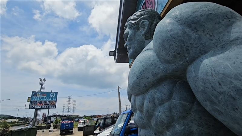 浩克石像高250公分，重達3噸，業者將其當作石敢當使用。（圖／記者朱俊傑攝影）