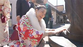 楊繡惠瘋狂摸日本國民電影《男人真命苦》男主角車寅次郎的雕像希望能夠發大財（圖／公視台語台提供）