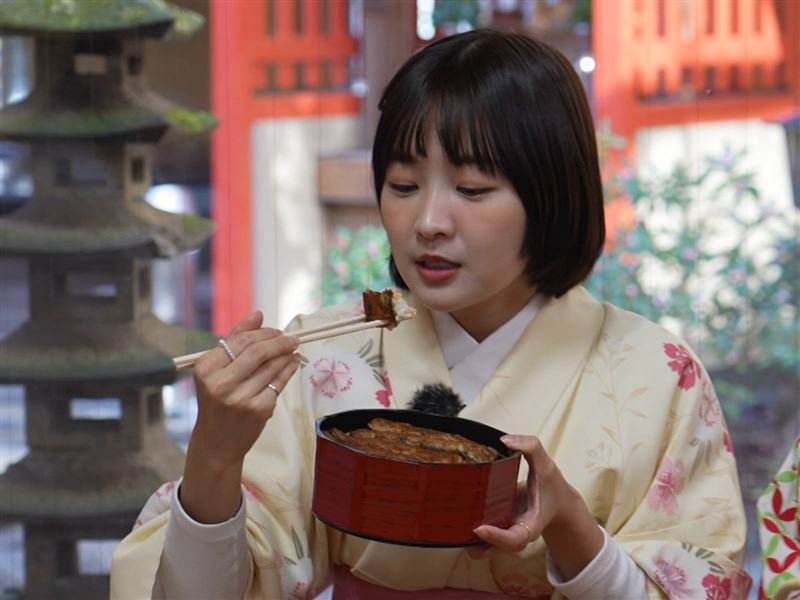 籃籃大啖250年鰻魚飯,好吃到不顧形象。(圖/公視台語台提供)