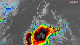 ▲熱帶擾動96Ｗ正通過菲律賓呂宋島。（圖／翻攝自台灣颱風論壇｜天氣特急 臉書）