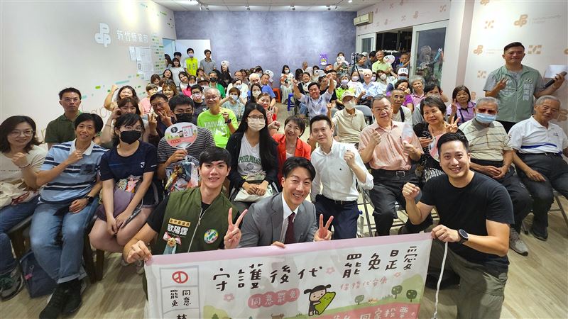 民進黨新竹縣黨部與立委范雲6日晚間於竹北舉辦「新竹要光明:面對面說明會」。(圖/范雲辦公室提供)