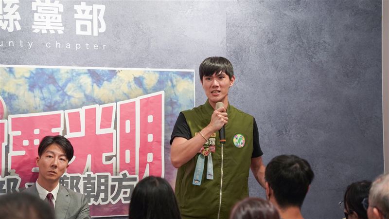 民進黨新竹縣議員歐陽霆批評藍營推普發現金是政策買票。(圖/范雲辦公室提供)