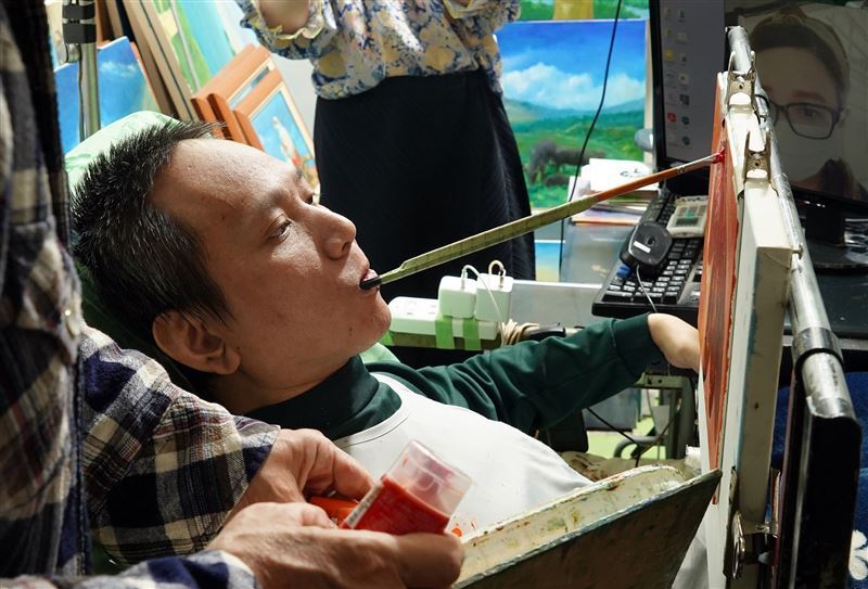 全身癱瘓斬不斷夢想！金根鴻用嘴咬彩筆一點一線畫出一片生命彩虹，不向命運低頭。（圖／45度角畫家金根鴻提供）