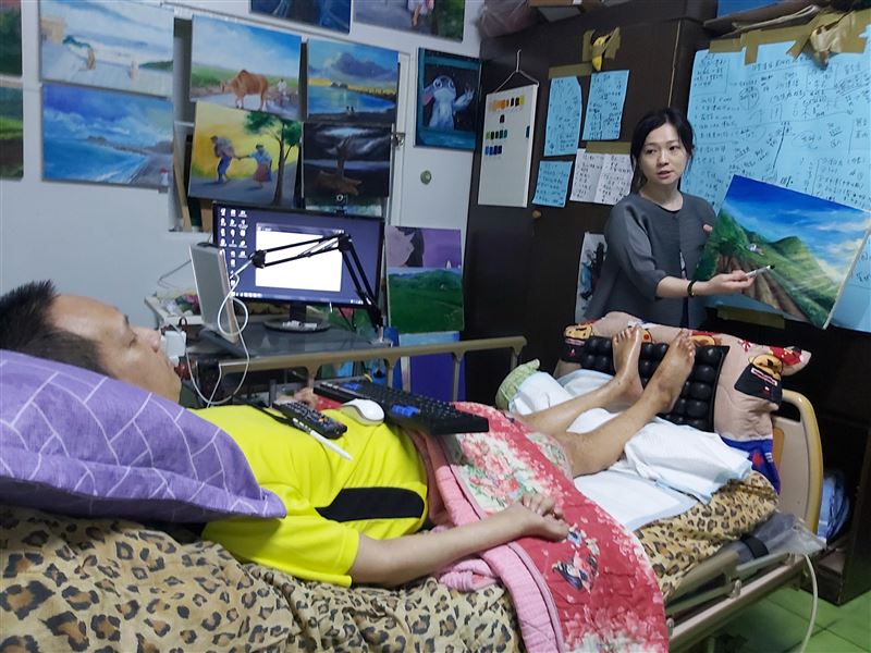 全身癱瘓斬不斷夢想！金根鴻用嘴咬彩筆一點一線畫出一片生命彩虹，不向命運低頭。（圖／《台灣待用課程協會》提供）
