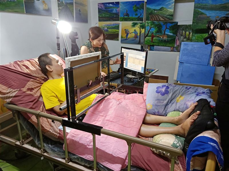 全身癱瘓斬不斷夢想！金根鴻用嘴咬彩筆一點一線畫出一片生命彩虹，不向命運低頭。（圖／《台灣待用課程協會》提供）