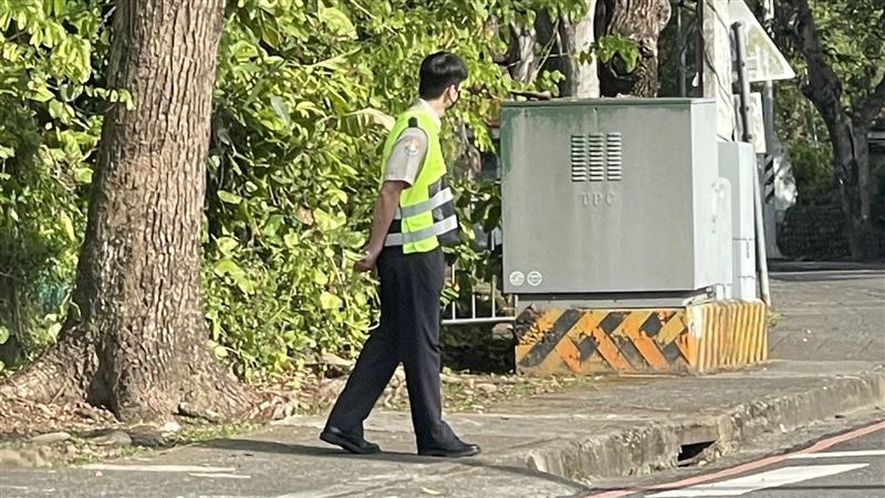 許光漢在路口當導護，仔細守護學童安全。（圖／南投許太太提供）