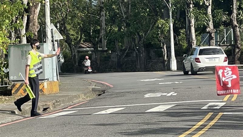 許光漢在路口當導護，保護學童上下課安全。（圖／南投許太太提供）