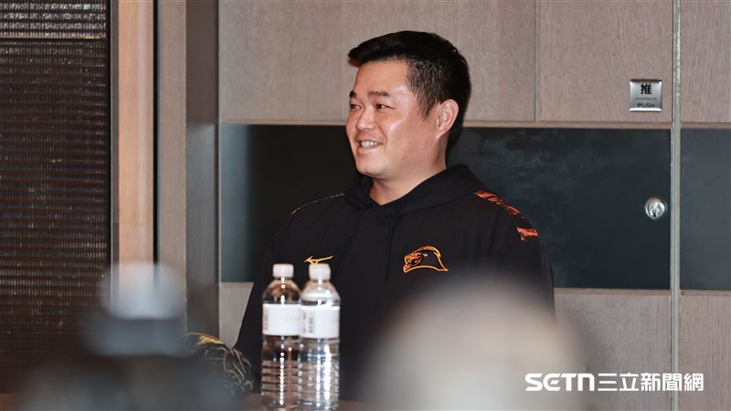 統一獅老將胡金龍觀看回顧影片。（圖／記者劉彥池攝影）