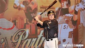 ▲統一獅內野手胡金龍出席引退記者會，展示紀念球衣。（圖／記者劉彥池攝影）