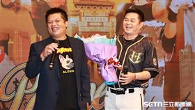 ▲統一獅內野手胡金龍出席引退記者會，中信兄弟首席教練陳江和驚喜現身。（圖／記者劉彥池攝影）