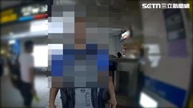▲北市林男在台北車站擺出弓箭步偷拍女子裙底風光遭逮。（圖／翻攝畫面）